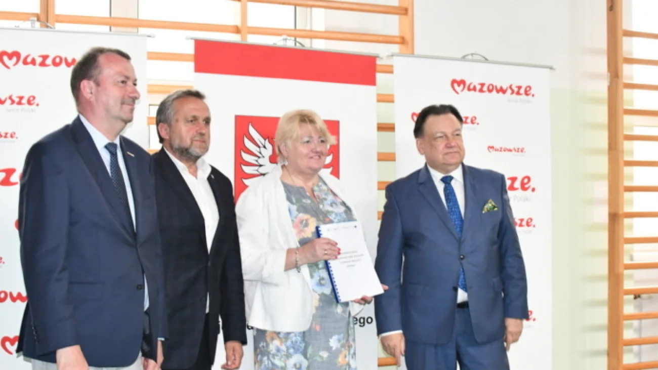 Marszałek Województwa Mazowieckiego wsparł zdalne nauczanie w pułtuskiej dwójce
