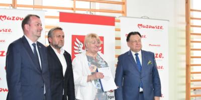 Marszałek Województwa Mazowieckiego wsparł zdalne nauczanie w pułtuskiej dwójce