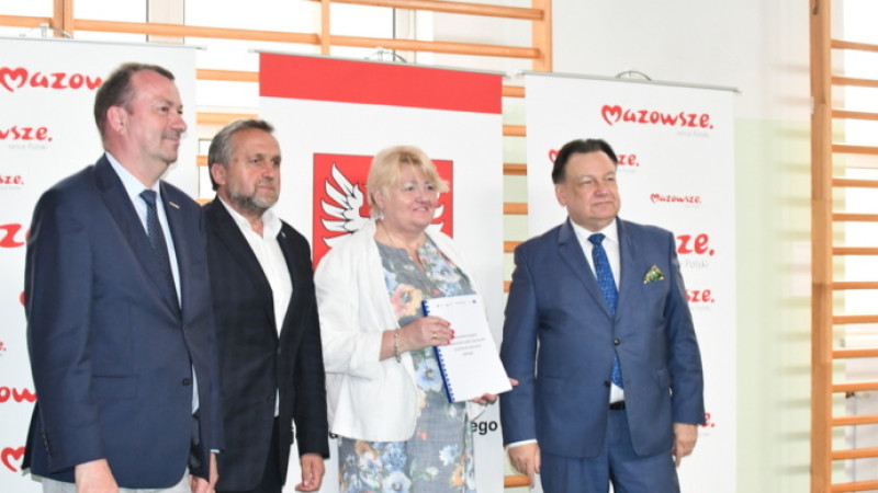 Marszałek Województwa Mazowieckiego wsparł zdalne nauczanie w pułtuskiej dwójce