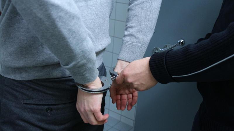 Poszukiwany 30-latek ukrył się na balkonie przed policjantami w Pułtusku