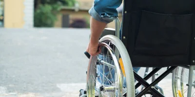 Zmiany przy wejściu do Urzędu Gminy Gzy. Samorząd otrzymał dofinansowanie z PFRON