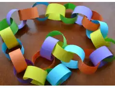 Pułtusk. Najdłuższy łańcuch choinkowy na najdłuższym rynku Europy - bicie rekordu!