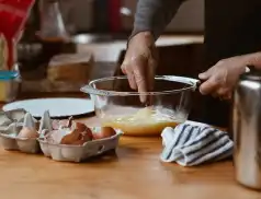 Smaczne ciasteczka domino z marcepanem i galaretką pomarańczową