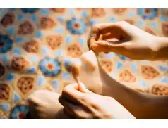 Pończochy i rajstopy plus size - kobiecość w każdym rozmiarze