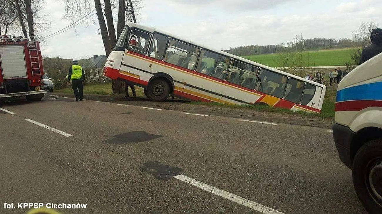 U sąsiadów: Autobus w rowie, a po chwili zderzenie dwóch aut