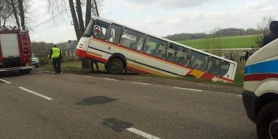 U sąsiadów: Autobus w rowie, a po chwili zderzenie dwóch aut
