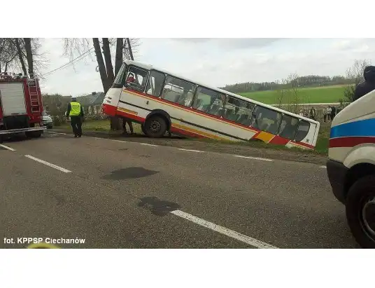 U sąsiadów: Autobus w rowie, a po chwili zderzenie dwóch aut