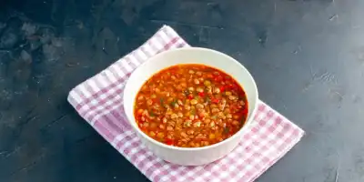 Zdrowo i sycąco. Przepis na zupę z soczewicą i pomidorami