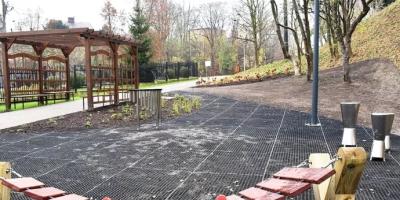 Plenerowe instrumenty muzyczne na Pasażu Klenczona w Pułtusku