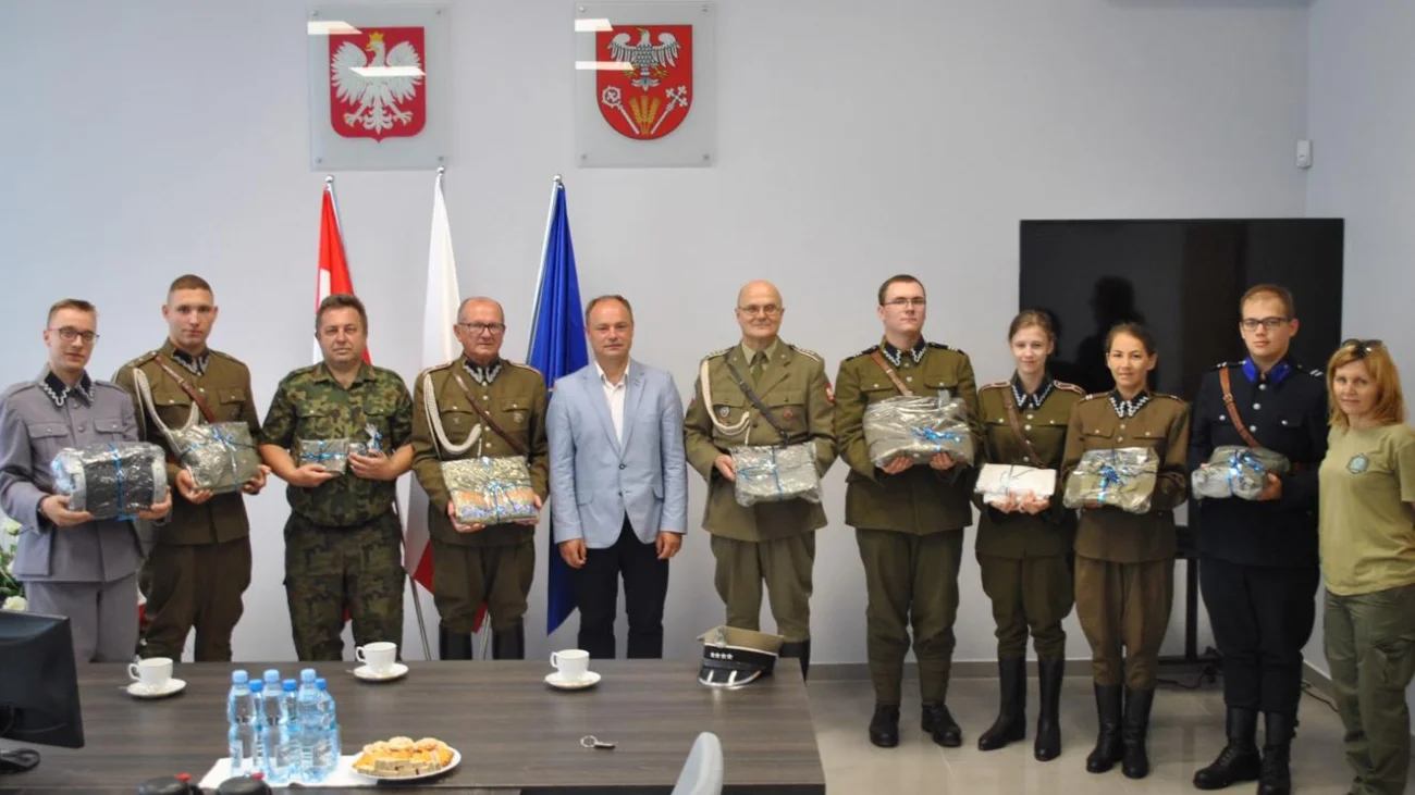Grupa Rekonstrukcyjna 13 Pułku Piechoty w nowych mundurach od Starosty Pułtuskiego