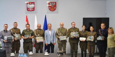 Grupa Rekonstrukcyjna 13 Pułku Piechoty w nowych mundurach od Starosty Pułtuskiego