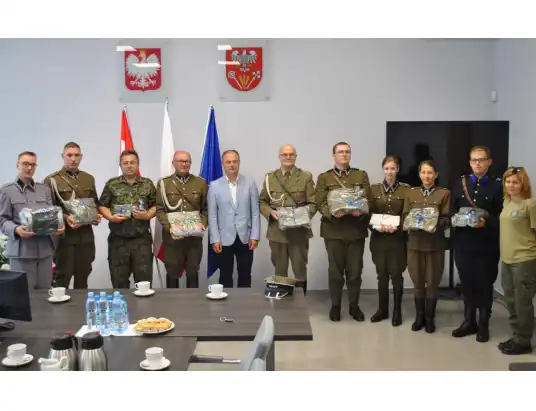 Grupa Rekonstrukcyjna 13 Pułku Piechoty w nowych mundurach od Starosty Pułtuskiego