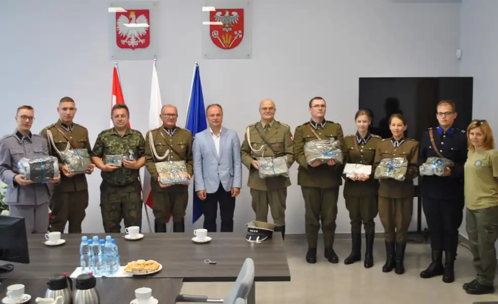 Grupa Rekonstrukcyjna 13 Pułku Piechoty w nowych mundurach od Starosty Pułtuskiego