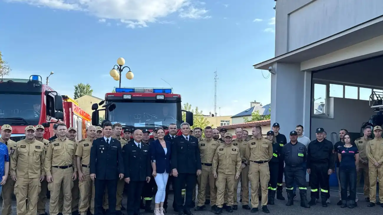 Strażacy i goście podczas pożegnania st. bryg. Cezarego Kisiela w Pułtusku