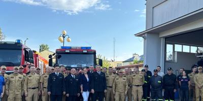 Strażacy i goście podczas pożegnania st. bryg. Cezarego Kisiela w Pułtusku