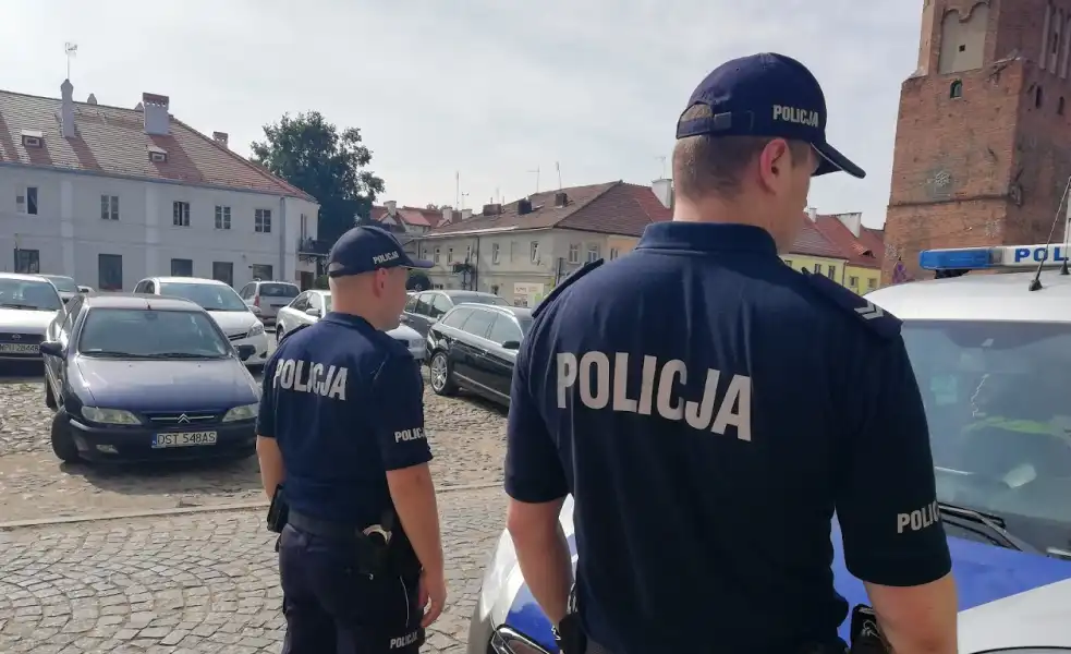 Fałszywe alarmy bombowe w szkołach powiatu pułtuskiego. Maturzyści przystąpili do egzaminu dojrzałości!