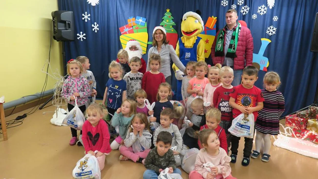 Mikołaj z prezentami w Samorządowym Przedszkolu w Pokrzywnicy
