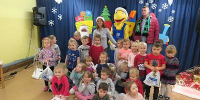 Mikołaj z prezentami w Samorządowym Przedszkolu w Pokrzywnicy