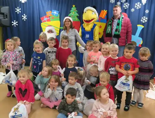 Mikołaj z prezentami w Samorządowym Przedszkolu w Pokrzywnicy