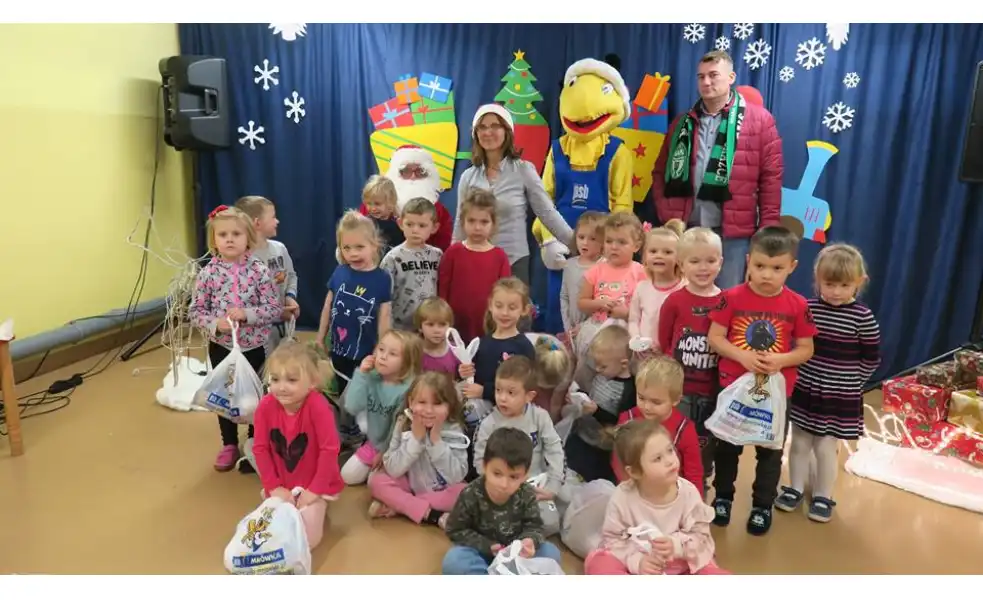 Mikołaj z prezentami w Samorządowym Przedszkolu w Pokrzywnicy
