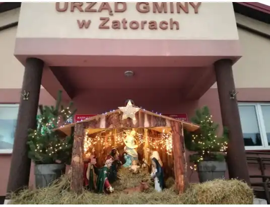 Gmina Zatory. Szopka Bożonarodzeniowa przed Urzędem