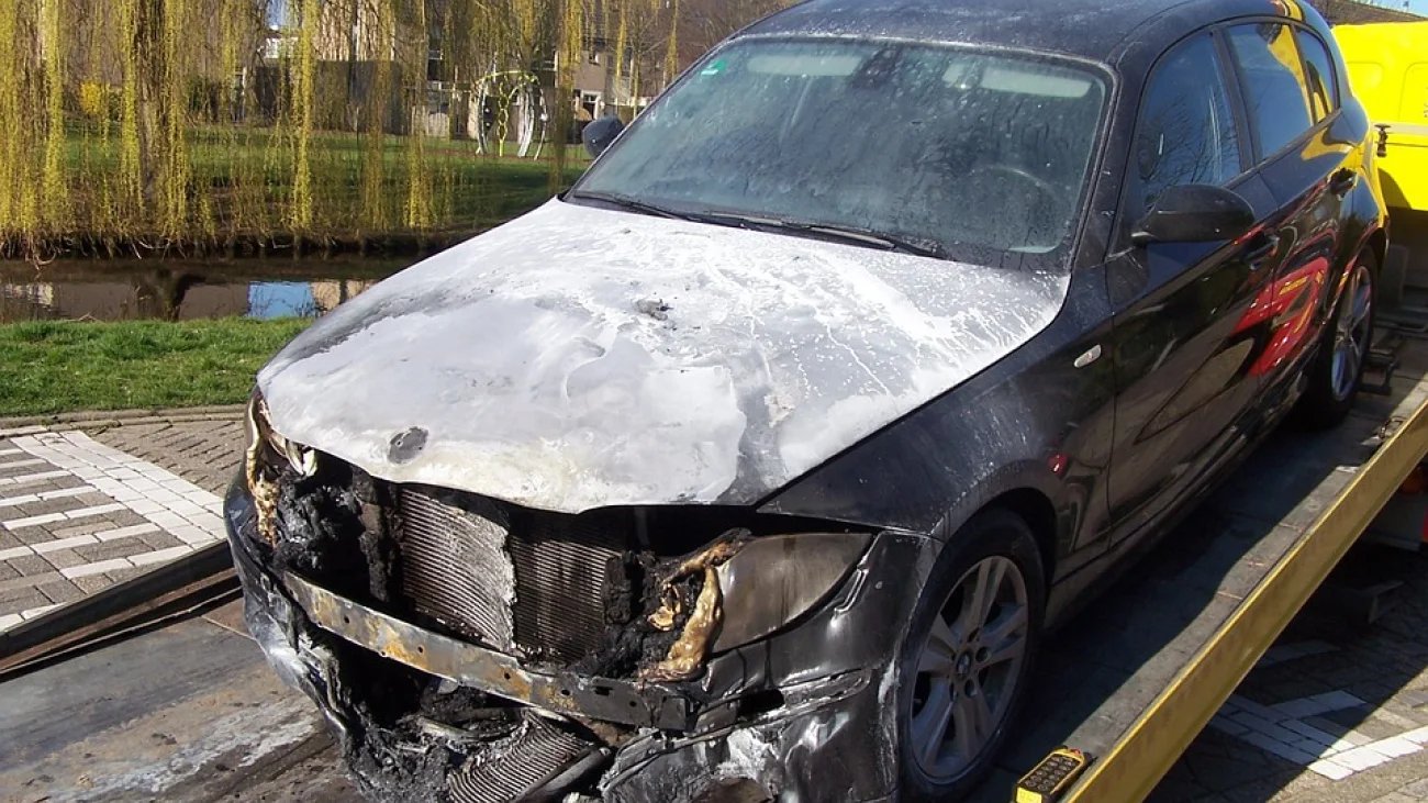 Jechała BMW, zjechała z drogi i uderzyła w drzewo. Odpowie przed sądem