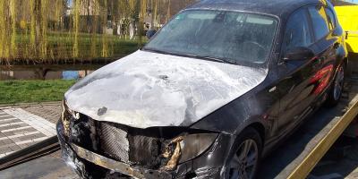 Jechała BMW, zjechała z drogi i uderzyła w drzewo. Odpowie przed sądem