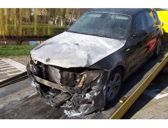 Jechała BMW, zjechała z drogi i uderzyła w drzewo. Odpowie przed sądem