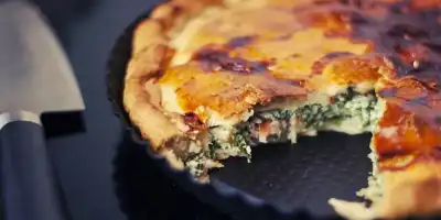 Przepis na serową tartę z kurczakiem, serem i pieczarkami.