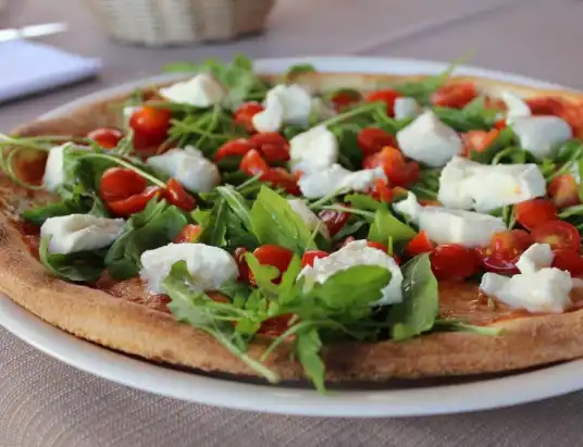 Jak przygotować ciasto na pizzę bez drożdży?