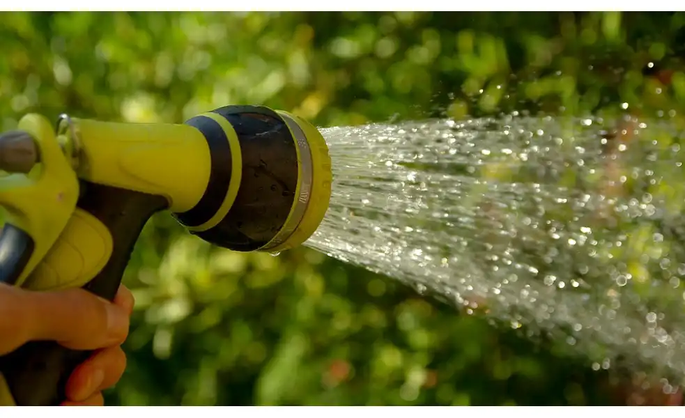 Nie podlewajmy ogródków i nie myjmy samochodów, oszczędzajmy wodę! - apelują samorządowcy