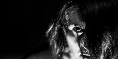 Agresywne kobiety zaatakowały na ulicy inną kobietę