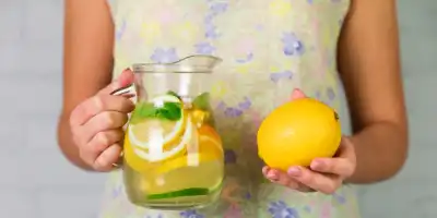 Korzyści dla organizmu. Woda z cytryną jako źródło witaminy C.