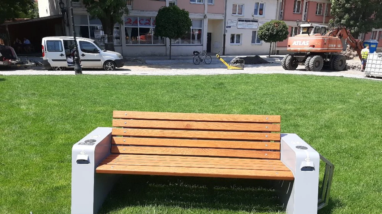 Nowoczesne i ekologiczne ławki solarne stanęły w Pułtusku