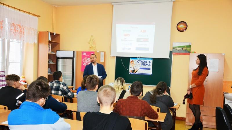 Biznes przy tablicy - spotkanie w pracownikami działu marketingu ETI Polam Sp. z o.o.