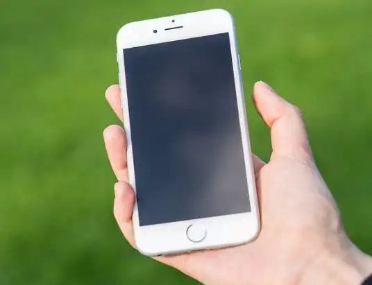 Mężczyzna chciał kupić telefon przez internet. Nigdy go nie dostał.