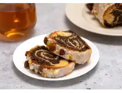 Tradycyjny smak makowca. Zawijany rarytas, który zdobi świąteczny stół.