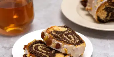 Tradycyjny smak makowca. Zawijany rarytas, który zdobi świąteczny stół.