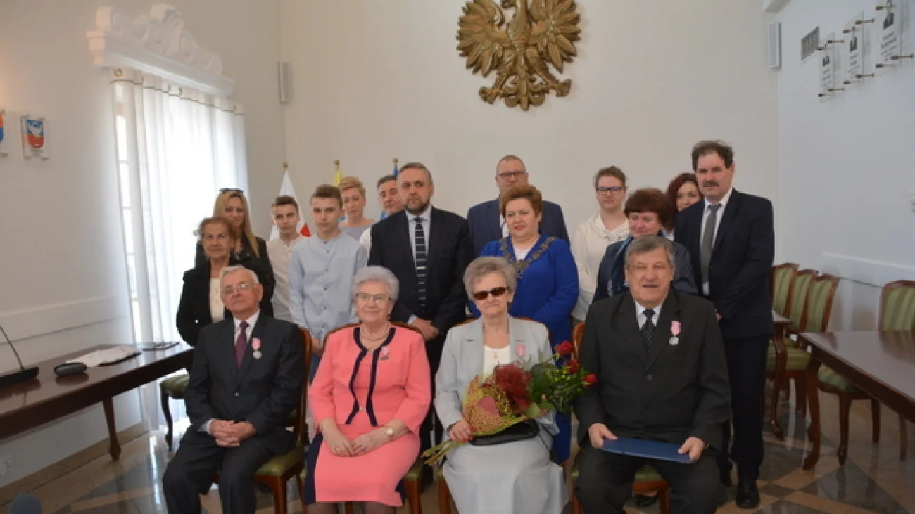 Jubileusz Złotych Godów w Pułtusku. Małżonkowie odebrali medale, kwiaty i życzenia od władz gminy i najbliższych 