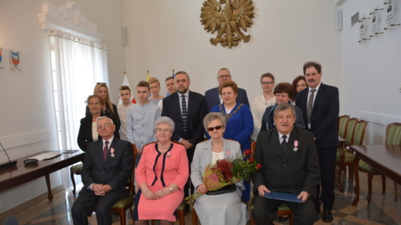 Jubileusz Złotych Godów w Pułtusku. Małżonkowie odebrali medale, kwiaty i życzenia od władz gminy i najbliższych 