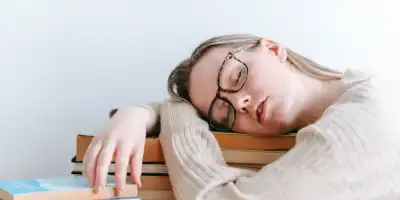 Nadmierna senność w ciągu dnia – powody i korzyści płynące z tzw. drzemek mocy