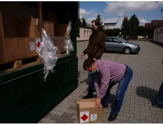 Pułtuskie Starostwo zaopatruje gminy w płyn do dezynfekcji rąk i powierzchni