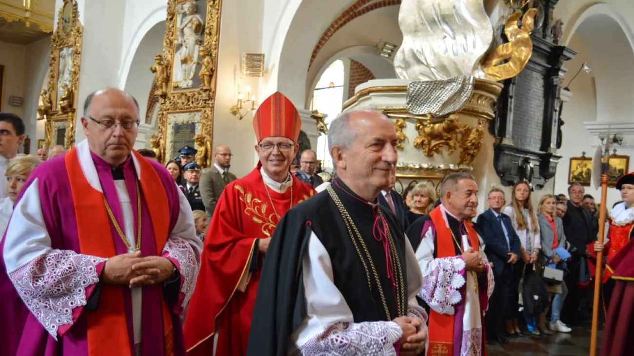 Biskup płocki Piotr Libera modlił się za mieszkańców Pułtuska i okolic [ZDJĘCIA]