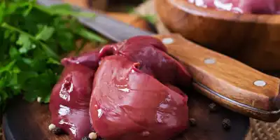 Szukasz pomysłu na pyszny i szybki obiad? Spróbuj wątróbki z winem!