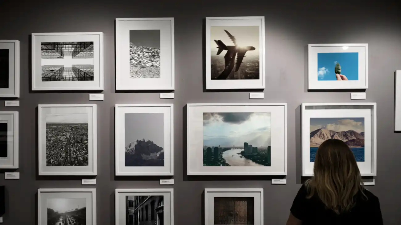 Zwiedzanie galerii — zdjęcie ilustracyjne, nie przedstawia wystawy Kamili Popko