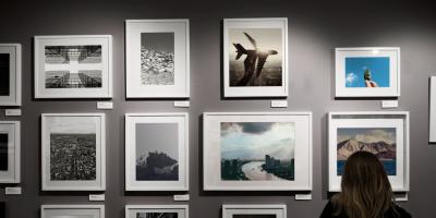 Zwiedzanie galerii — zdjęcie ilustracyjne, nie przedstawia wystawy Kamili Popko