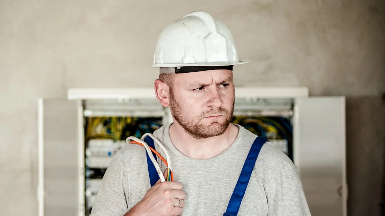 Fałszywy elektryk okradał staruszków