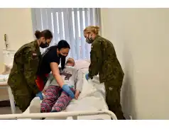 Żołnierze przeszli kurs opieki nad pacjentem leżącym, by jeszcze bardziej odciążać personel szpitali