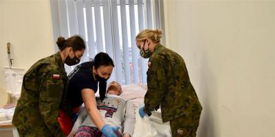 Żołnierze przeszli kurs opieki nad pacjentem leżącym, by jeszcze bardziej odciążać personel szpitali