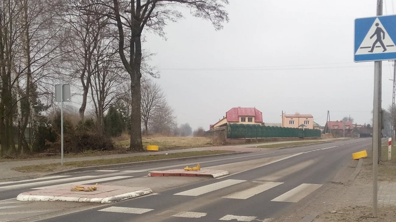Pułtusk. Pijany skosił znaki sygnalizujące na przejściu dla pieszych